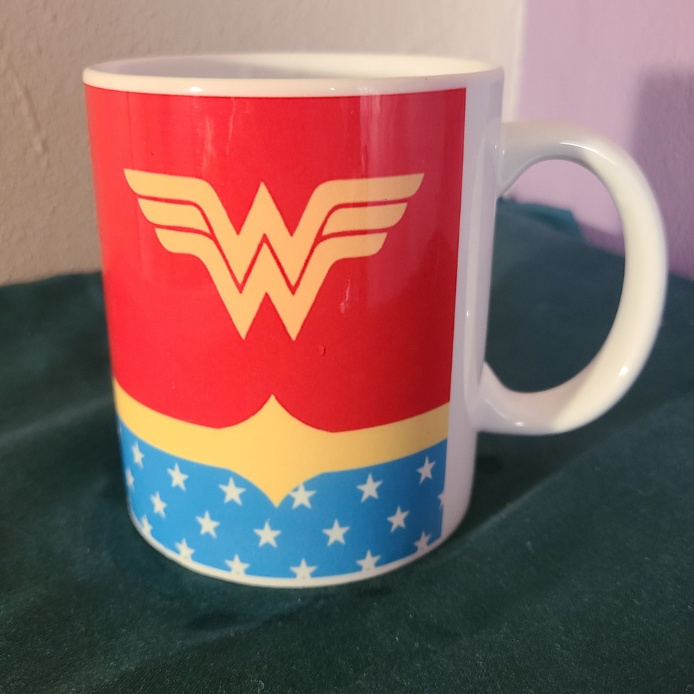 DC Comics Wonder Woman Mug Women 11 oz Superhero Costume Coffee Tea Cup Gift